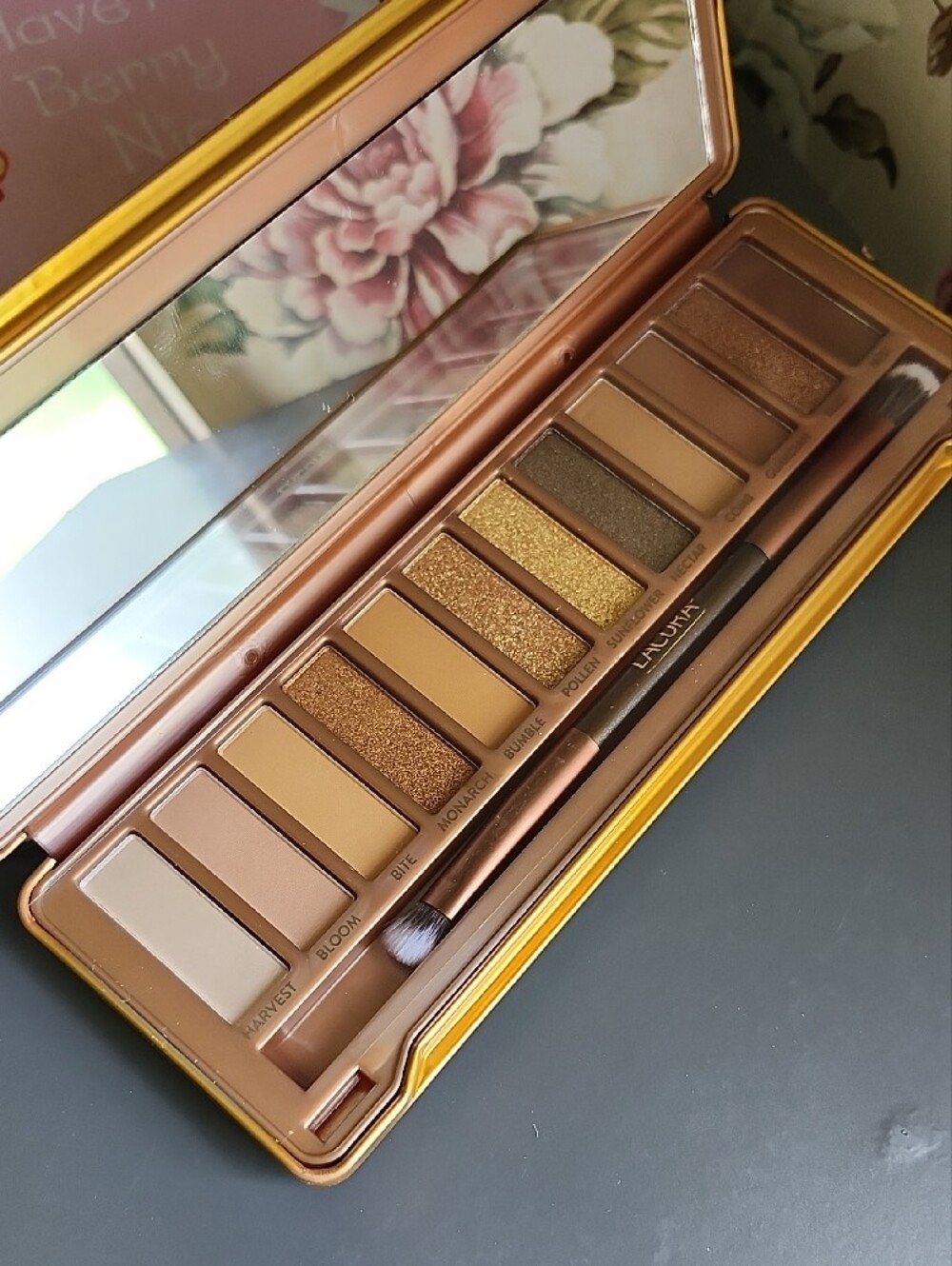 Lacura Naturals Nectar Eyeshadow Palette - Warm Neutral Browns & Golds - Picture 4 of 6
